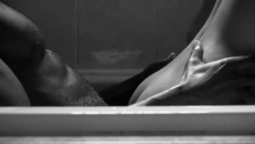 Классная киска голой Josee Lanue в ванной    15 фото эротики